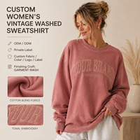 Sweat-shirt personnalisé pour femme en mélange de coton molletonné, effet délavé, broderie ton sur ton, épaules tombantes, poignets côtelés, style décontracté