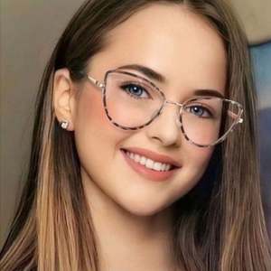 Gafas de Computadora con Marco Metálico Estilo Ojo de Gato 2023, Gafas Fotocromáticas para Mujer con Protección Anti Luz Azul - Product Image 2