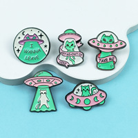 Broche personnalisée en émail dur et doux, motif Alien Cool, Chat Blanc, Dirigeable, en métal argenté, pour cadeau