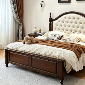 Base de Cama Tapizada Tradicional Tamaño Queen con Cabecera de Tela y Postes de Madera - Product Image 4