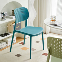 Chaise de salle à manger empilable en plastique avec dossier perforé, assise moulée en PP pour restaurant, événement, mobilier domestique, vente en gros