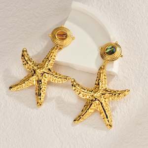 Pendientes de estrella de mar de acero inoxidable distintivos de doble gota, impermeables, chapados en PVD de 18K, sensación de verano por excelencia para mujer - Product Image 1