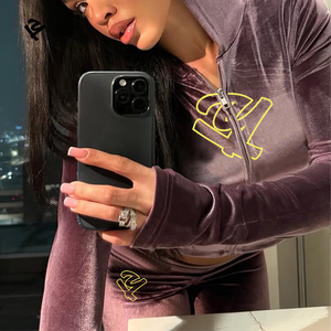 Ensemble 2 pièces sexy pour <span class=keywords><strong>femme</strong></span> : sweat à capuche court zippé en <span class=keywords><strong>velours</strong></span> avec logo et <span class=keywords><strong>pantalon</strong></span> évasé taille haute à manches longues - Product Image 3