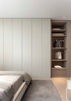 Armoire minimaliste italienne en bambou massif, penderie modulable détachable pour dressing privé de luxe dans un penthouse