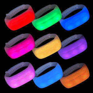 Bracelet RFID/NFC avec logo personnalisé, télécommande 433M, 15 couleurs LED, portée de 800M, autonomie de 10 à 30 heures pour concerts et festivals - Product Image 6