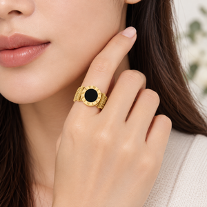 Anillo con números romanos de acero inoxidable, chapado en oro de 14K al vacío, banda de malla con inserto redondo negro y números romanos grabados. - Product Image 4