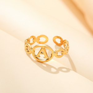 Anillo de Moda RisingMoon Chapado en Oro de 18K, Anillo con 26 Letras, Anillo Abierto Ajustable de Acero Inoxidable para Mujer y Hombre - Product Image 1
