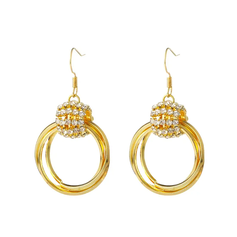 चैनल बालियां महिलाओं के कान के छल्ले के लिए हीरे के खोखले बालियां नए डिजाइनर सोने के जस्ता मिश्र धातु सी एन; ze