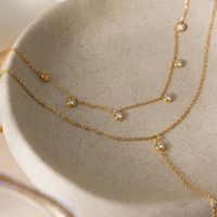 Collier superposé tendance plaqué or 18 carats avec zircon blanc rond, chaîne O, design géométrique, sertissage clos, multi-couches pour tenue décontractée