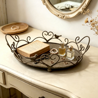 Plateau de rangement décoratif vintage en métal vieilli avec finition laquée, motif oiseau et cœur ajouré, style rustique pour cuisine, salle de bain ou table.