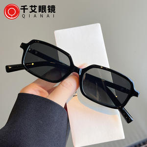 Lunettes de soleil carrées Qianai, monture noire, verres PC AC UV400, style quadrilatère tendance pour femme - Product Image 1