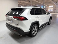 Bon prix pour une voiture d'occasion en bon état Toyota RAV4 2022 2.5L Hybride E-CVT 2WD Édition Elite avec toit ouvrant SUV en stock