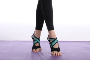Chaussures de yoga et de danse de ballet pour femmes avec semelle respirante antidérapante Chaussettes plates et souples Bandage croisé réglable Pilates Yoga - Product Image 4