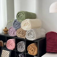 Plaid épais et chaud en fausse fourrure de lapin, doux, moderne, minimaliste, couleur unie, avec tissu en flanelle pour canapé et lit