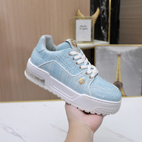 Sneakers de luxe pour homme en cuir de crocodile – Bleu clair, cuir verni avec semelle épaisse à coussin d'air, doublure en cuir de veau pour plus de confort