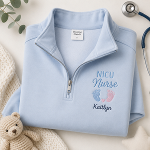 Sweat-shirt personnalisé pour infirmière de soins intensifs néonataux avec empreinte de pied de bébé brodée, doublé, à col montant et fermeture éclair quart, avec nom personnalisé, rose et bleu, pour infirmière néonatale - Product Image 1