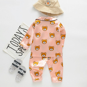 Pyjama deux pièces confortable à boutonnage simple pour enfants, motif ours de dessin animé, collection printemps-automne 2021 - Product Image 4