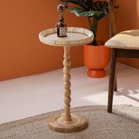 Table d'appoint en bois naturel avec plateau en rotin tressé et pieds perlés pour un décor bohème dans le salon, la chambre ou les petits espaces