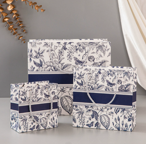 Bolsa de papel personalizable con logotipo, estilo vintage Chinoiserie, con diseño de flores azules, bolsa de regalo festiva, bolso de mano con estampado floral, con lazo y cinta. - Product Image 1