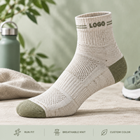 Chaussettes de sport respirantes pour la course, gris ivoire, avec maille ventilée, gestion de l'humidité, maintien du talon, bout plat et coussinets ciblés au niveau du mollet