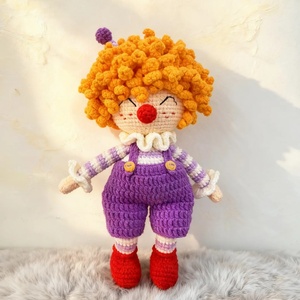 Statuetta di Clown all'Uncinetto, Decorazione in Peluche Fatta a Mano, Ornamento Lavorato a Maglia per Soggiorno e <span class=keywords><strong>Cameretta</strong></span> - Product Image 1