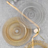 Assiettes en verre populaires pour la décoration de banquet de mariage assiettes de chargeur à bordure dorée vaisselle transparente de luxe en gros