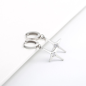 Boucles d'oreilles Huggie yunnique en forme d'étoile, en acier titane, serties de diamants, minimalistes, unisexes, tendance - Product Image 2