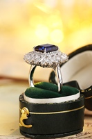 Bague de fiançailles de luxe Lanphear Jewelry en platine PT950 avec saphir taille émeraude, double couche de diamants marquise et halo radiant