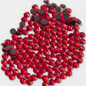 Venta al por mayor Mc de diamantes de imitación de hierro en Strass Rhinestone caliente del arreglo Siam accesorios para bolsos - Product Image 1