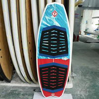 Planche de wakeboard en fibre de verre personnalisée professionnelle, durable, en EPS avec logo pour les sports nautiques en mer