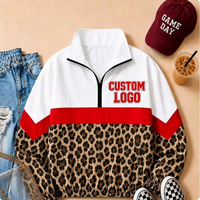 Veste coupe-vent personnalisée rétro avec logo 'P' et motif à carreaux avec empreintes de pattes, coupe ample et confortable, longue, avec fermeture éclair 1/4