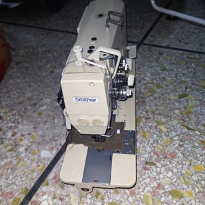 Máquina de Coser Automática de Doble Aguja de Alta Velocidad 845 de Segunda Mano para Pantalones Casuales de Mezclilla - Product Image 2