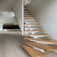 Escalier intérieur sur mesure Anewson avec marches en bois massif, structure en acier et garde-corps en verre pour maison et villa