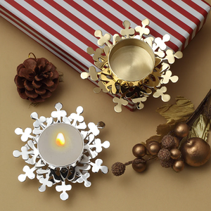 Panier-cadeau de Noël avec 2 porte-bougies en forme de flocon de neige plaqués or et argent pour la décoration de Noël festive - Product Image 3