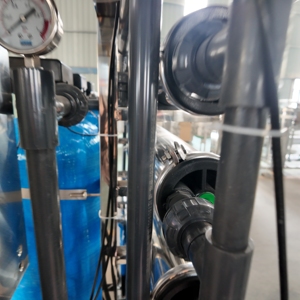 Équipement RO à trois réservoirs de 1000 LPH personnalisé pour le traitement de l'eau brute, équipé d'un <span class=keywords><strong>adoucisseur</strong></span> à résine échangeuse d'ions - Product Image 4