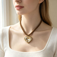 Collier ras du cou délicat en acier inoxydable avec pendentif cœur en cristal de haute qualité pour femme, style vintage