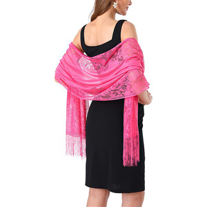 Chal de encaje hueco multifunción de poliéster tradicional para mujer, con estampado floral de primavera, ideal para regalo o uso diario, para comercio exterior. - Product Image 2