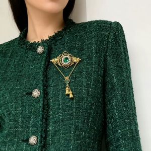 Broche de luxe Bella Viva avec détail chaîne, idéale pour costume, manteau, robe, invité de <span class=keywords><strong>mariage</strong></span>, banquet et tenue quotidienne - Product Image 4
