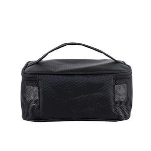 Bolsa de cosméticos de viaje de malla con cierre de cremallera, color negro sólido, resistente al agua, diseño minimalista - Product Image 5