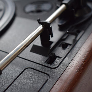 Tocadiscos de 3 Velocidades con Acabado de Madera Sólida, Interfaz USB y Alimentación por CC - Product Image 2