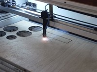 Machine de gravure laser CO2 SUDA série SL avec rail linéaire SMG japonais et moteur servo AC