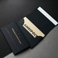 Sobre de Cartón con Cierre Negro y Logotipo Personalizado en Lámina Dorada, Película Mate, Resistente a Desgarros, con Texto UV, Ecológico, de Poliéster, para Tarjetas de Crédito o Regalo