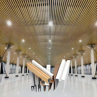 Plafonds en dalles perforées en alliage d'aluminium ignifuge et insonorisant, imitation bois, pour bâtiments de bureaux modernes