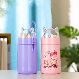 Garrafa de água de vidro plástica fofa com tampa de bola colorida, garrafa de água portátil de vidro para viagem com corda de mão, copo de água para presente para jovens - Product Image 2