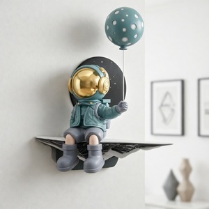 Escultura de Pared de Astronauta de Resina Personalizada con Globo de Planeta para Decoración de Sala de Estar y Exhibición de Temática Espacial - Product Image 5