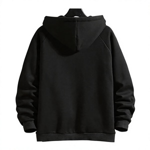 เสื้อฮู้ดดี้โอเวอร์ไซส์ผู้ชาย สีดำล้วน ผ้าฝ้ายเฟรนช์เทอร์รี่ สวมใส่สบาย มีกระเป๋าหน้า เหมาะสำหรับใส่ในฤดูใบไม้ร่วง - Product Image 2