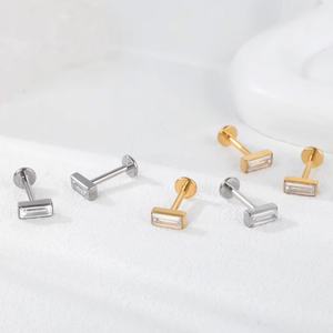 Boucle d'oreille labret Gaby G23 Classic en titane de qualité implant ASTM avec zircon et revêtement PVD or, dos plat - Product Image 3