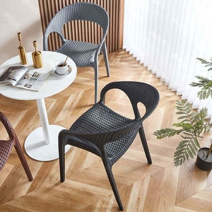 Silla <span class=keywords><strong>de</strong></span> Patio <span class=keywords><strong>de</strong></span> plástico PP marrón apilable con diseño <span class=keywords><strong>de</strong></span> ratán <span class=keywords><strong>de</strong></span> imitación con respaldo curvo para jardín, balcón, patio trasero - Product Image 3