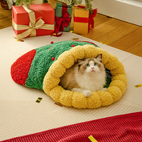 Großhandel Haustier Betten Set Komfortable Weihnachts baum Dreieck Nest Bett Haustier Katzen Hunde Donut Betten Atmungsaktiv