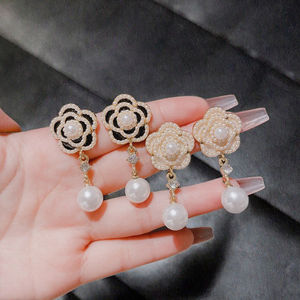 Camellia Luxury Designer Jewelry Collection Boucles d'oreilles pendantes en acier inoxydable avec strass et perles de fleurs Dernier <span class=keywords><strong>catalogue</strong></span> - Product Image 3